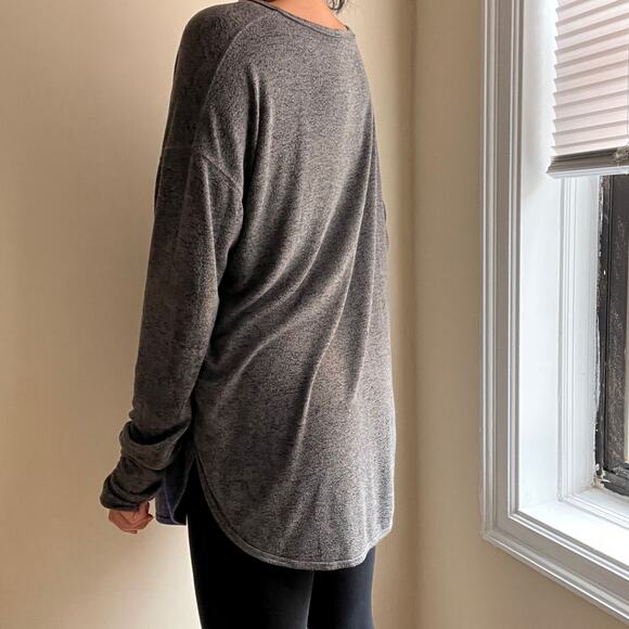 ATHLETA Women's Long Sleeve Gray Top with Thumb Holes Size L - Picture 10 of 13